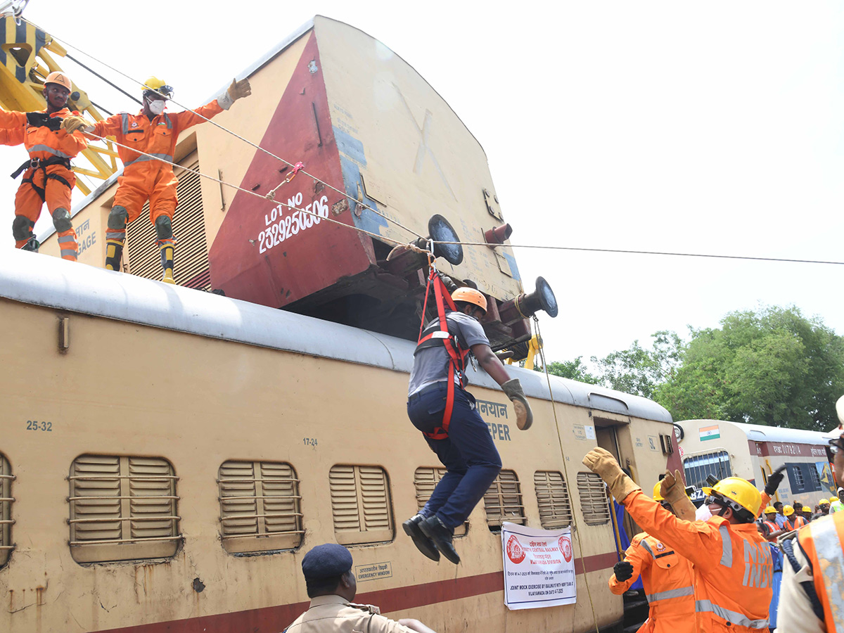Mock Train Accident Drill At Vijayawada Railway Station Photos28