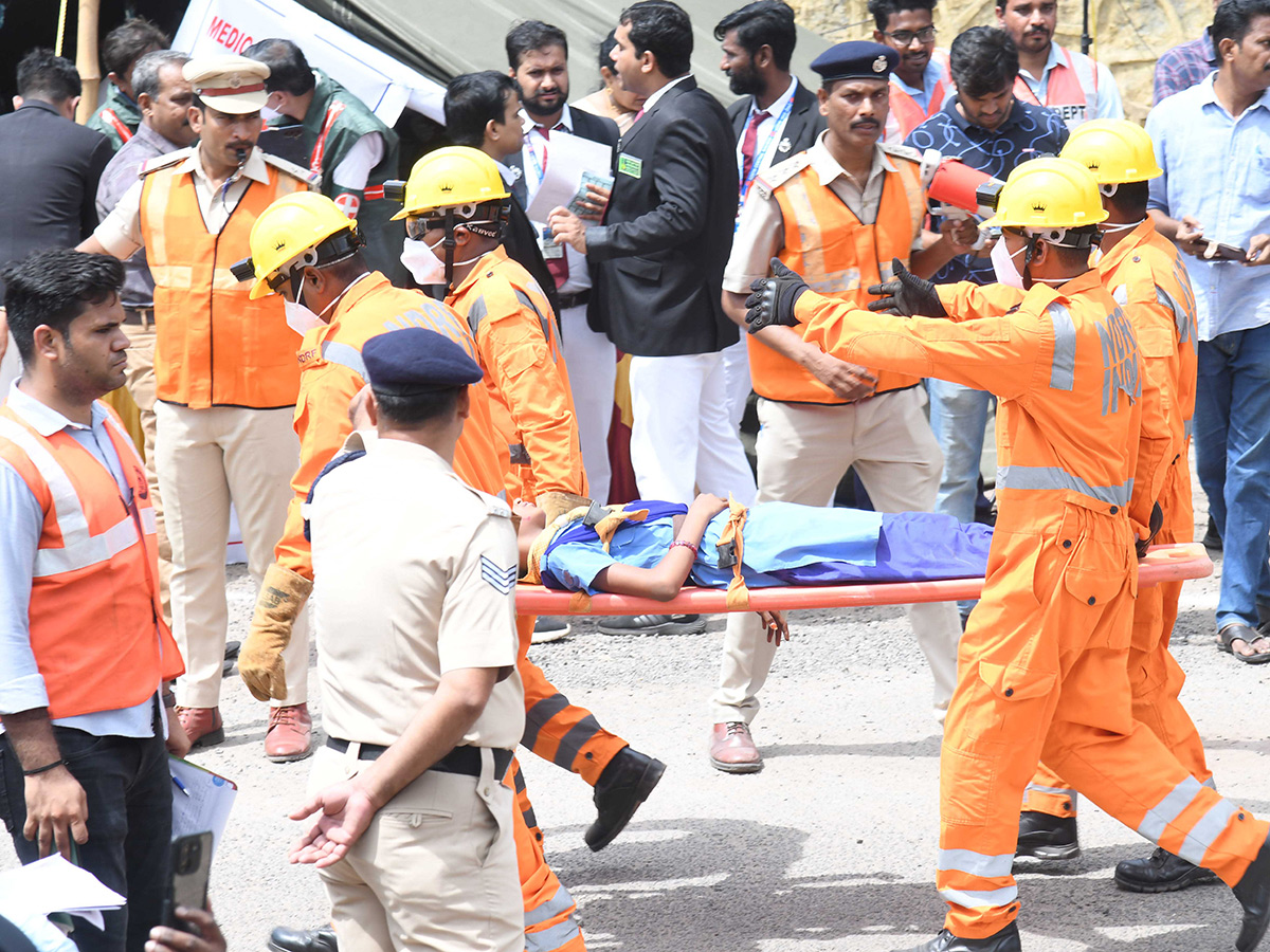 Mock Train Accident Drill At Vijayawada Railway Station Photos3