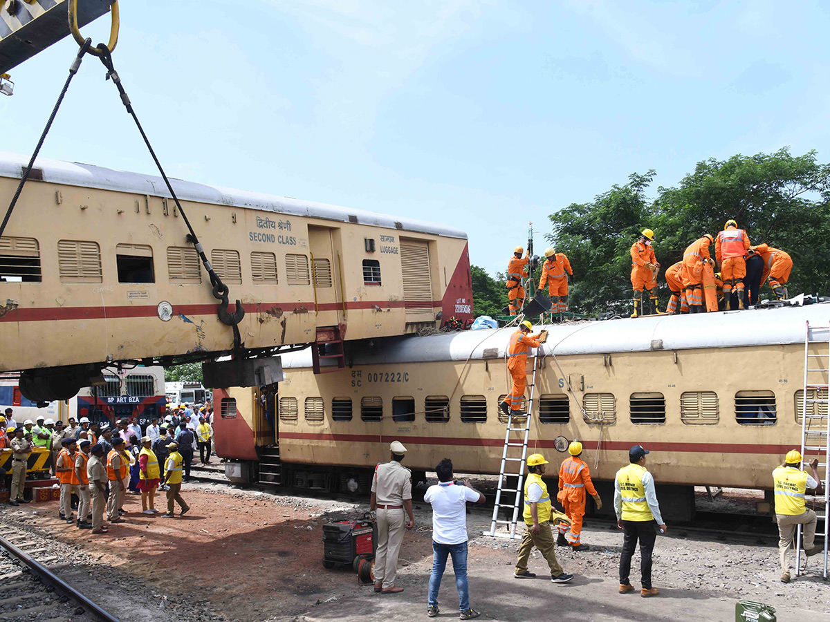 Mock Train Accident Drill At Vijayawada Railway Station Photos4