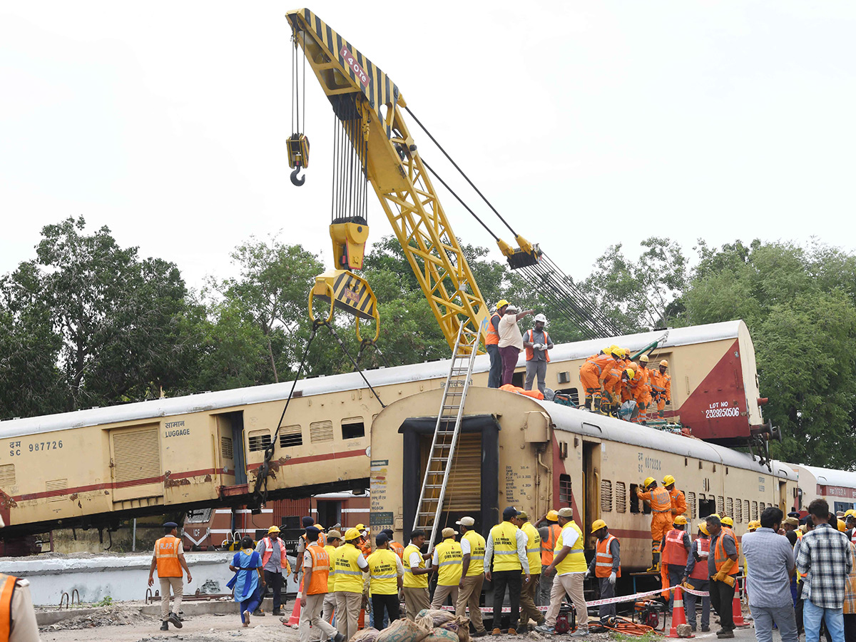 Mock Train Accident Drill At Vijayawada Railway Station Photos5