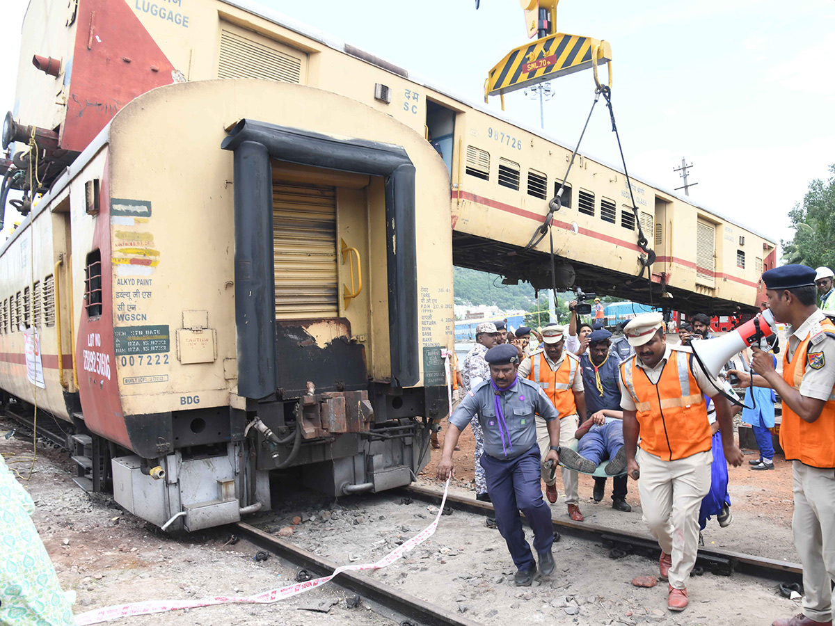 Mock Train Accident Drill At Vijayawada Railway Station Photos6