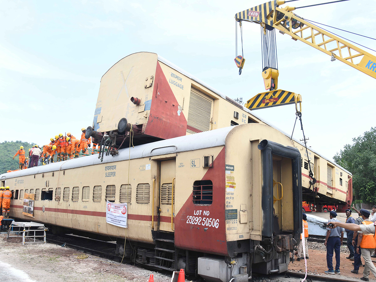 Mock Train Accident Drill At Vijayawada Railway Station Photos7