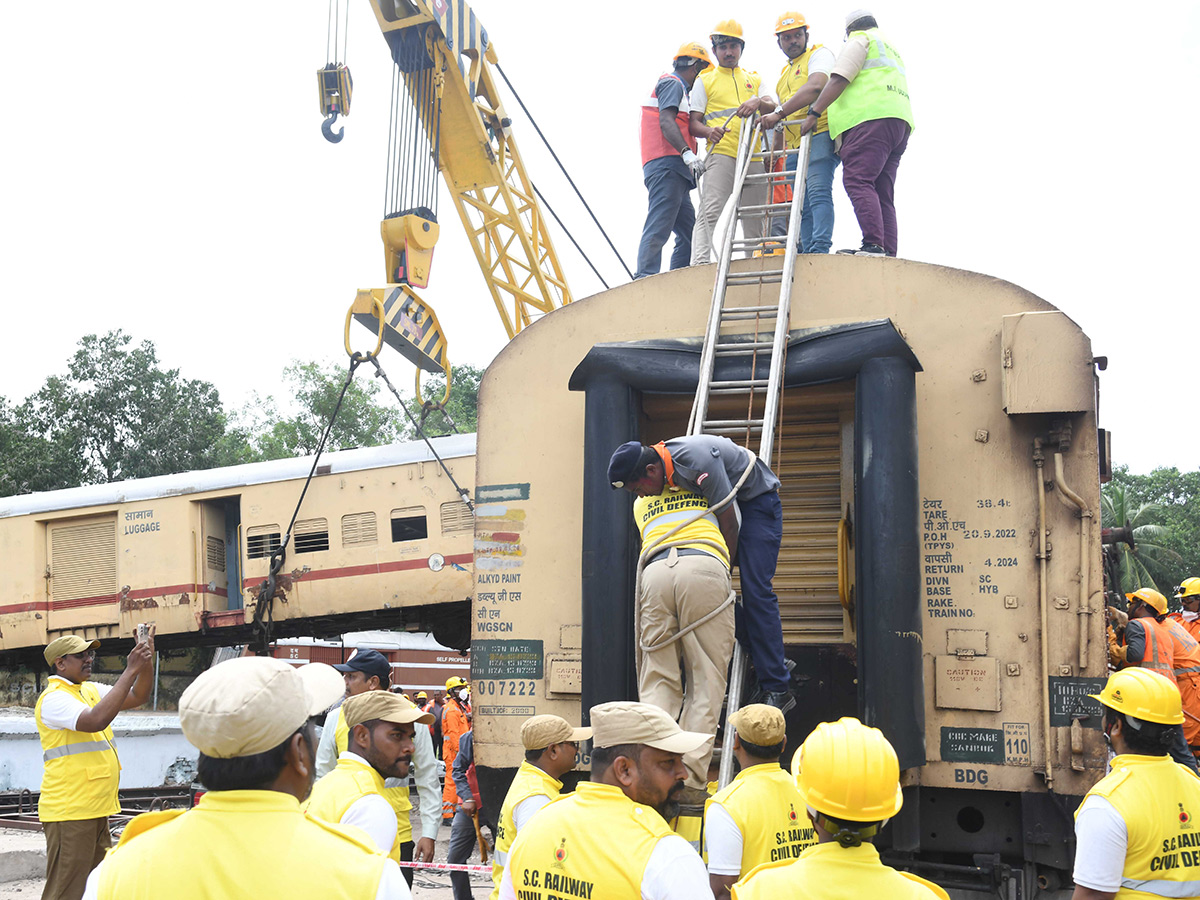 Mock Train Accident Drill At Vijayawada Railway Station Photos8
