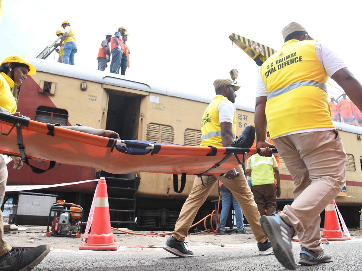 Mock Train Accident Drill At Vijayawada Railway Station Photos9