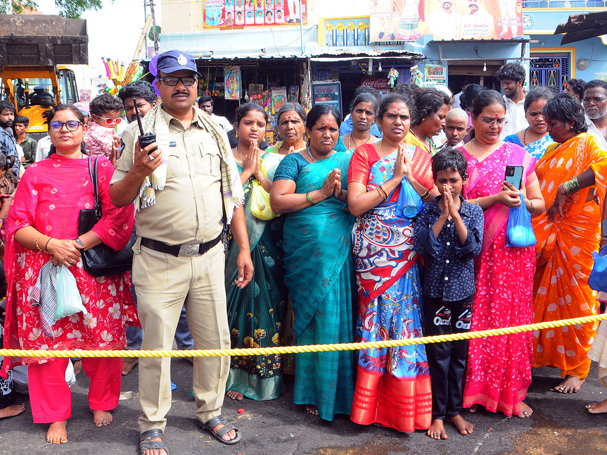Moharam : Gugudu kullayi Swamy Pirla Panduga Photos10