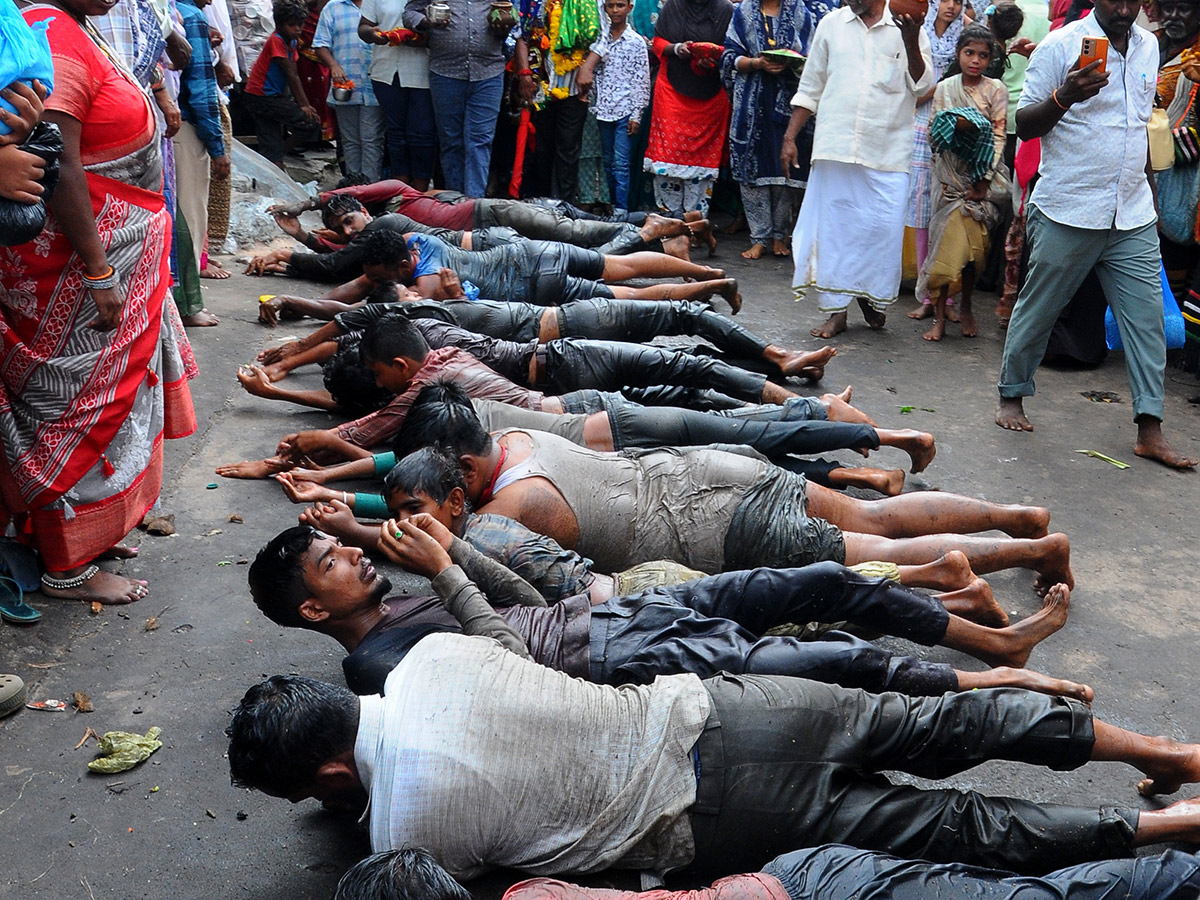 Moharam : Gugudu kullayi Swamy Pirla Panduga Photos12