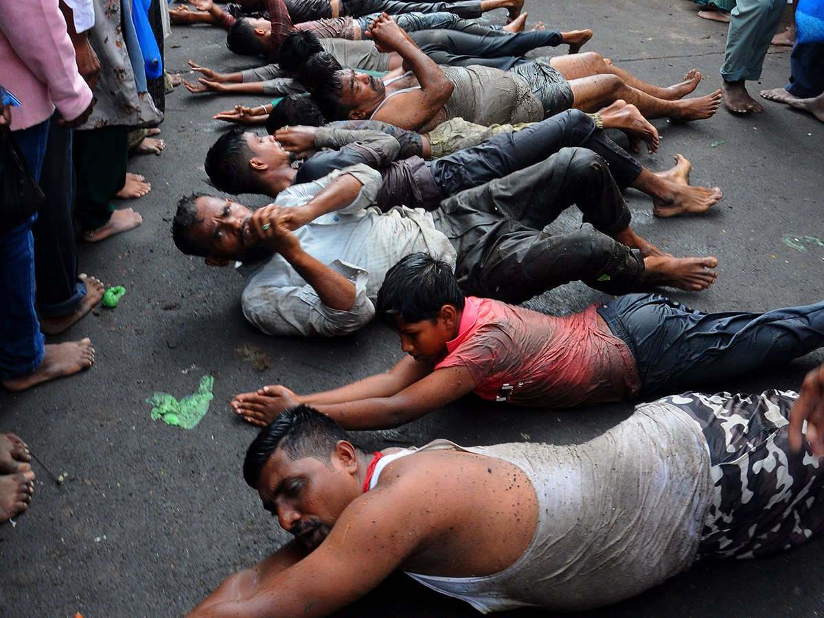 Moharam : Gugudu kullayi Swamy Pirla Panduga Photos13