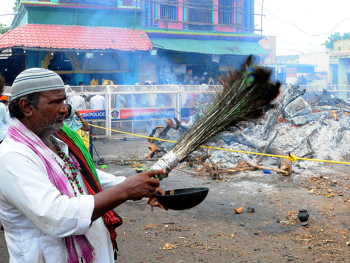 Moharam : Gugudu kullayi Swamy Pirla Panduga Photos19