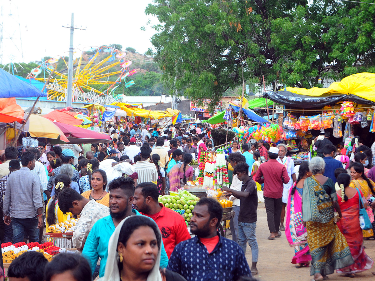 Moharam : Gugudu kullayi Swamy Pirla Panduga Photos21