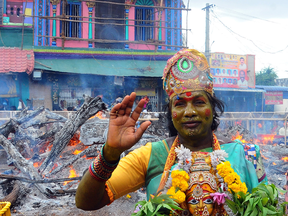 Moharam : Gugudu kullayi Swamy Pirla Panduga Photos23