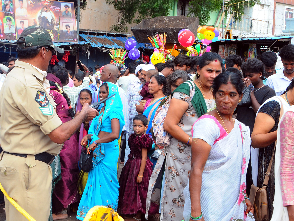 Moharam : Gugudu kullayi Swamy Pirla Panduga Photos24