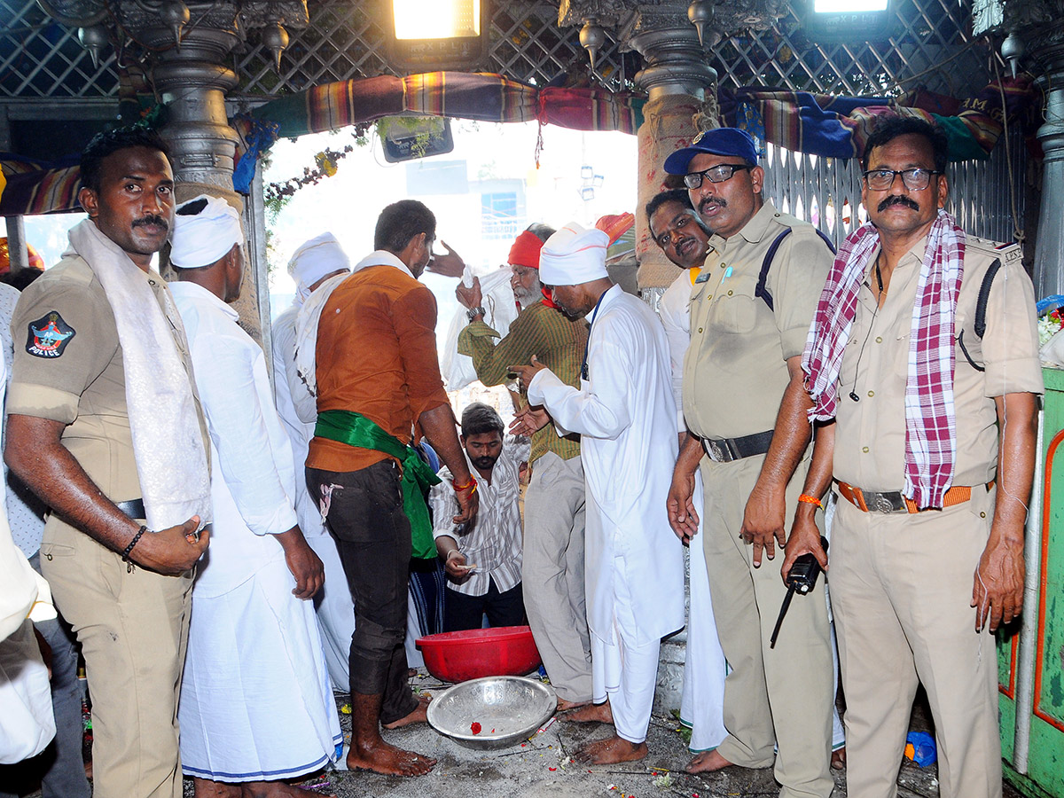Moharam : Gugudu kullayi Swamy Pirla Panduga Photos25