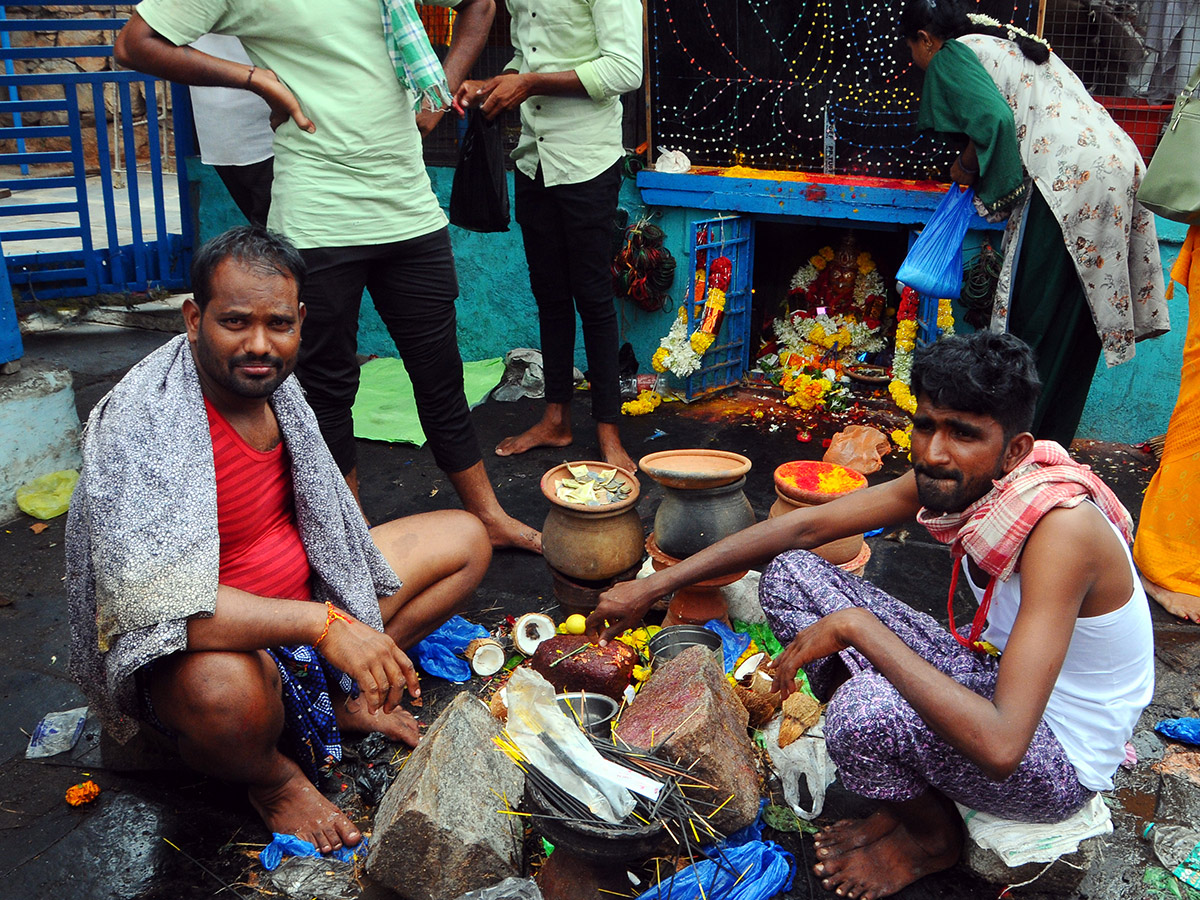 Moharam : Gugudu kullayi Swamy Pirla Panduga Photos26