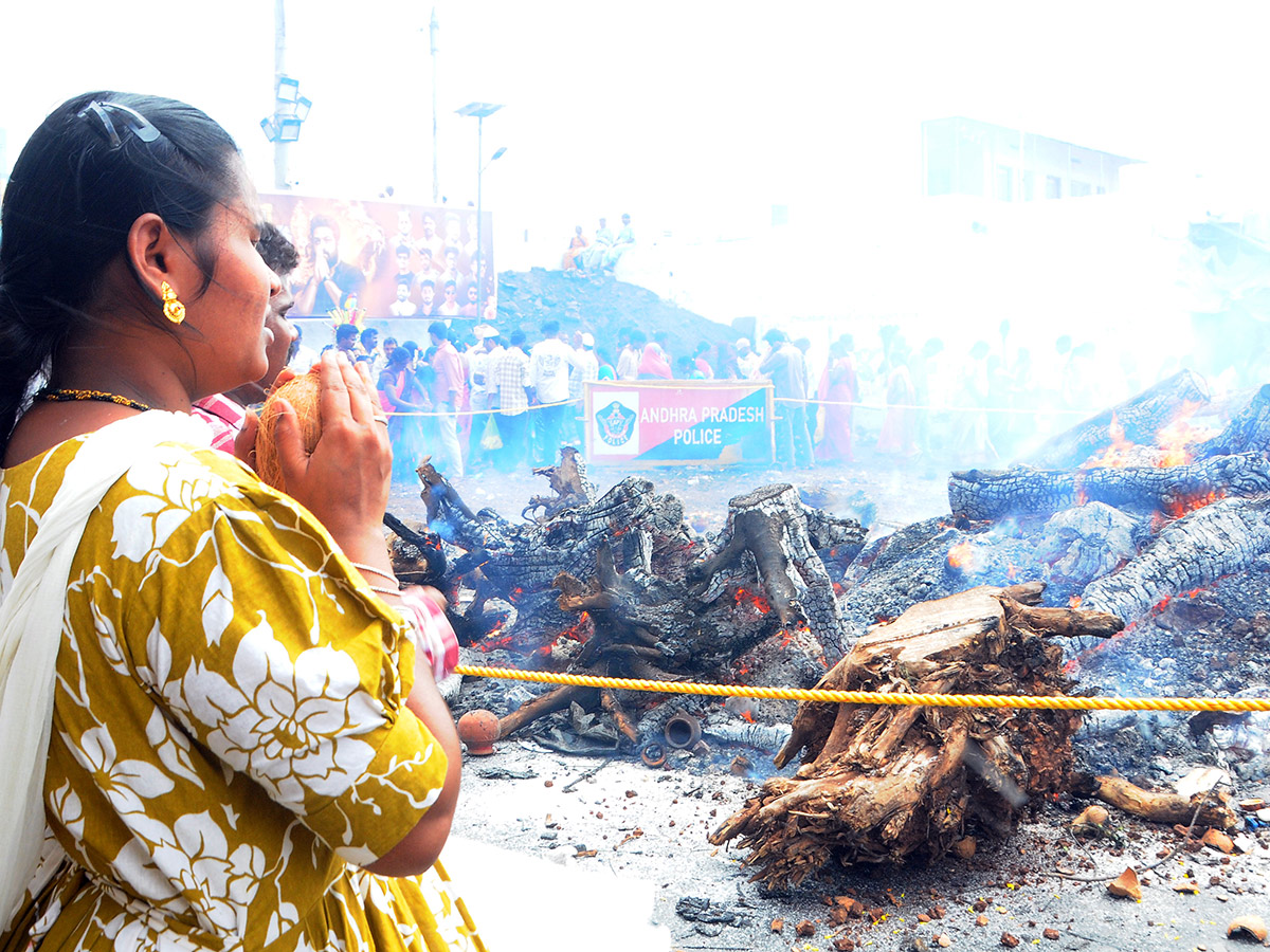 Moharam : Gugudu kullayi Swamy Pirla Panduga Photos27