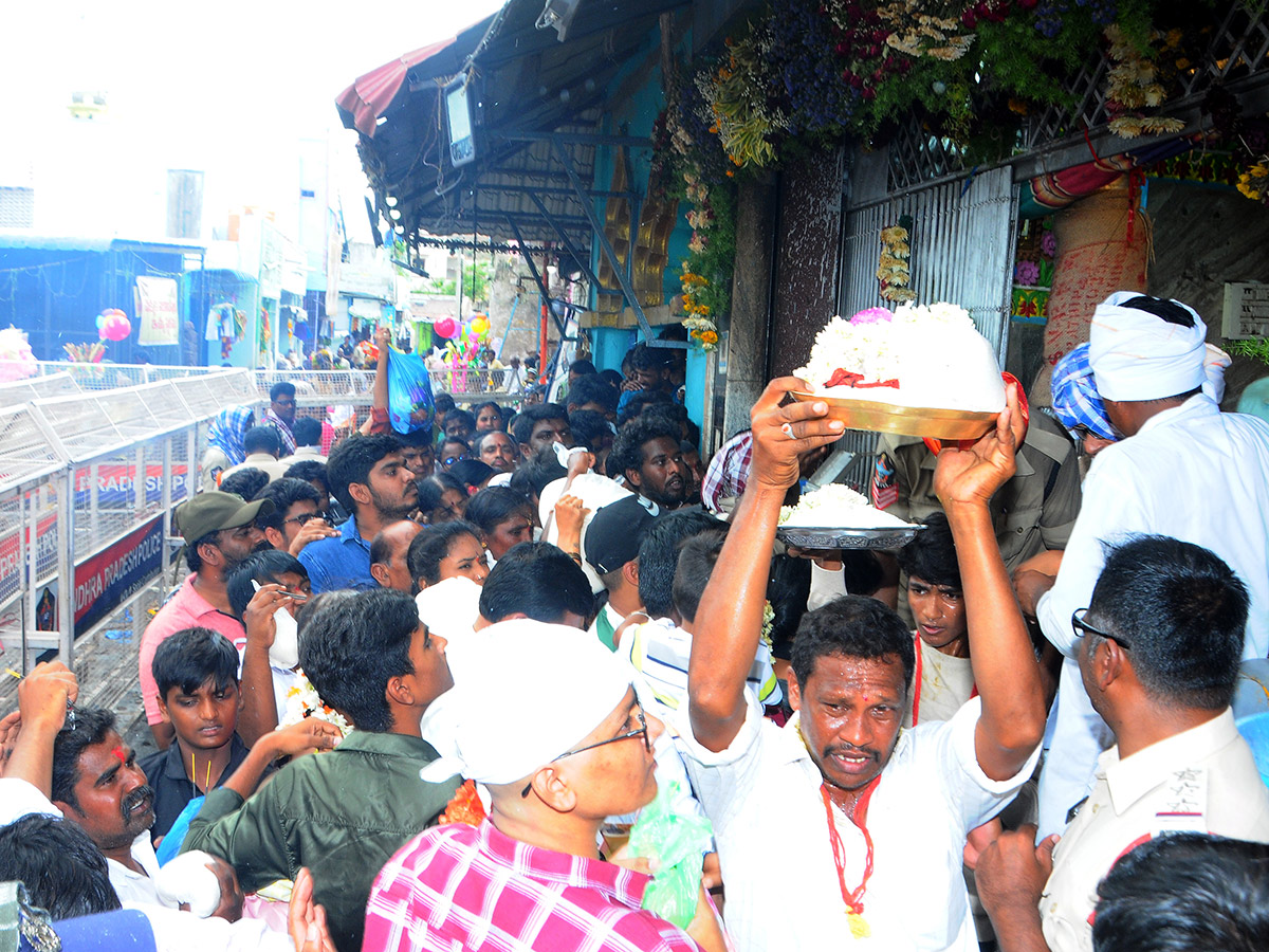 Moharam : Gugudu kullayi Swamy Pirla Panduga Photos4