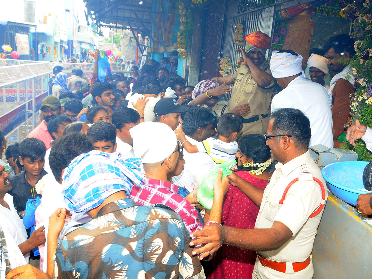 Moharam : Gugudu kullayi Swamy Pirla Panduga Photos5