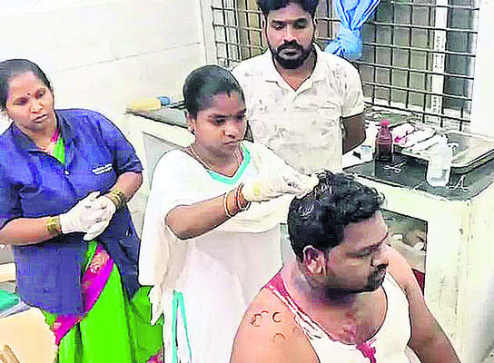 చంద్రగిరిలో వైఎస్సార్సీపీ శ్రేణులపై దాడులు
2