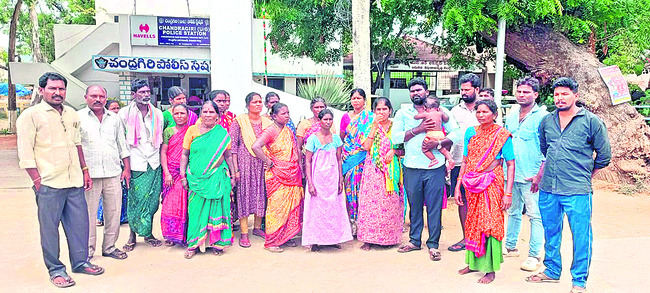 చంద్రగిరిలో వైఎస్సార్సీపీ శ్రేణులపై దాడులు
1