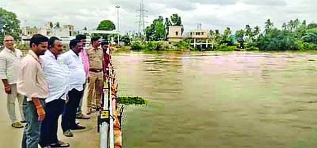 కంప్లి వంతెన అంచులకు వరద నీరు1