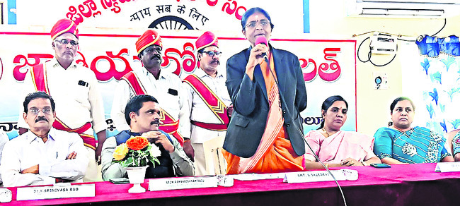 స్కాంలకు సహకారం1