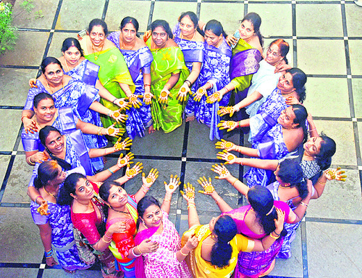 ఆషాఢ మాసంలో మైదాకుపై మహిళల ఆసక్తి 1