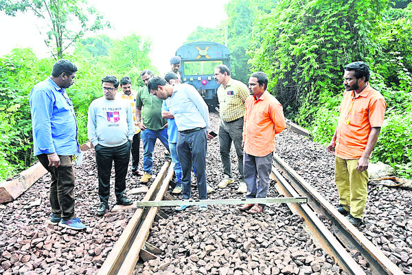 రాజకీయాల్లో యువత చురుకై న పాత్ర పోషించాలి4