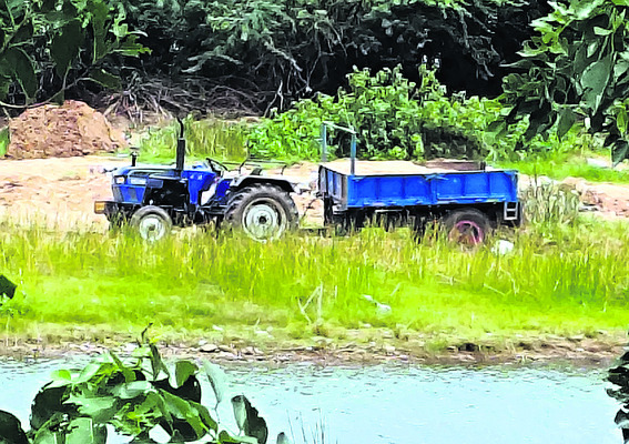 పుట్టపర్తిలో ఇసుక తోడేళ్లు 1