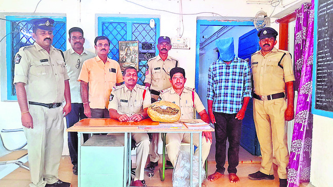 ఉరి వేసుకుని యువకుడి ఆత్మహత్య   1