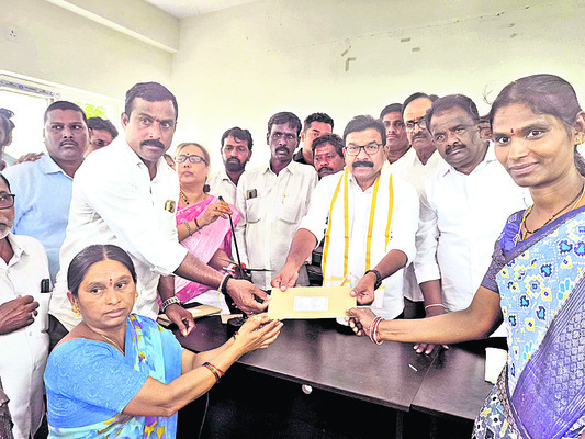 మహిళలు ఆర్థికాభివృద్ధి సాధించాలి
2
