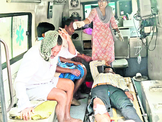 రోడ్డు ప్రమాదంలో ఆరుగురికి గాయాలు 1