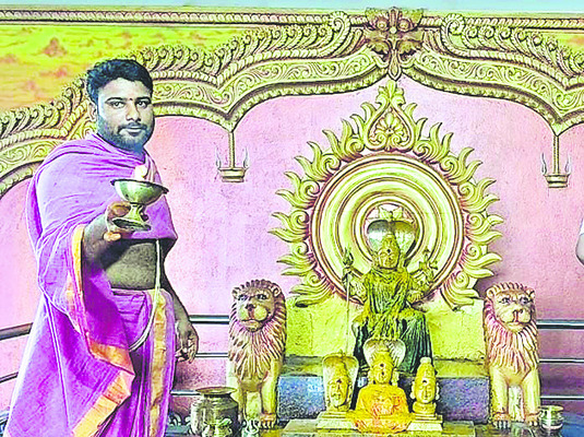 శృంగార వల్లభుని ఆలయానికి పోటెత్తిన భక్తులు 2