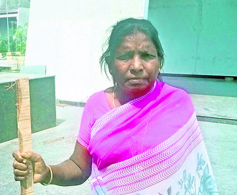 శ్మశానంలోనే ఆమె బతుకు బండి1