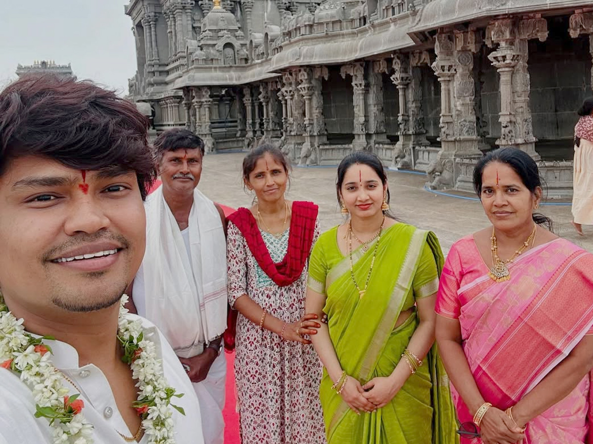 Comedian Kevvu Kartheek And His Wife Visited Temples: Photos8