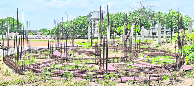 ఆరు నెలలుగా నిలిచిన పనులు
1