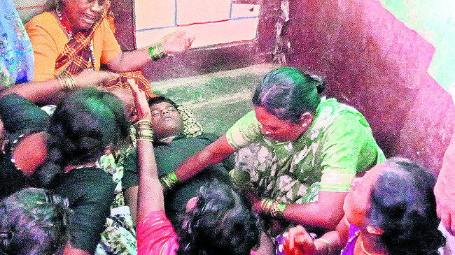 దుకాణంలోకి దూసుకెళ్లిన ట్రాక్టర్ 1