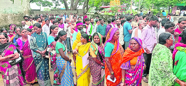 యూరియా కోసం బారులు1