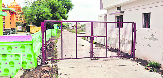 ప్రజా రహదారులు బందీ! 1