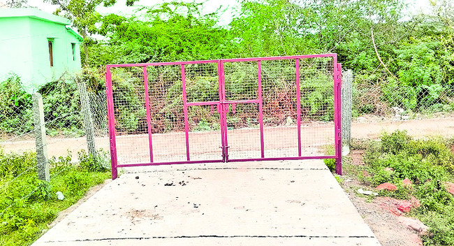 ప్రజా రహదారులు బందీ! 2