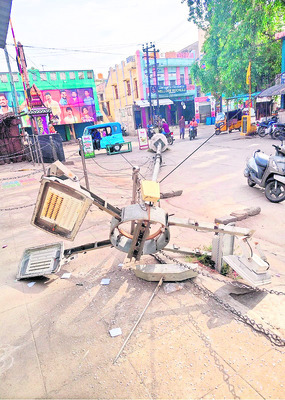 కూలిన విద్యుత్ దీప స్తంభం
1