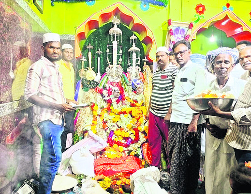 కోలాహలంగా పెద్దసరిగెత్తు 1