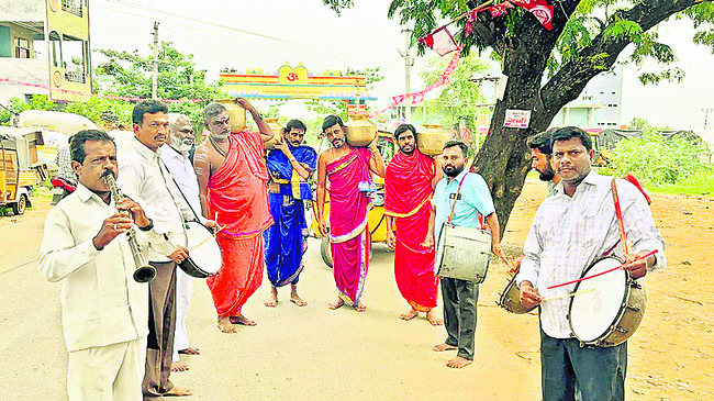 వీరన్న సన్నిధిలో తొలి ఏకాదశి సందడి..
1