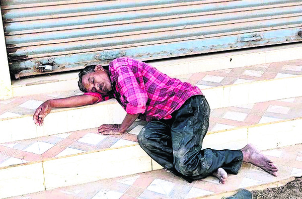 తాగిస్తాం.. తూలిస్తాం1