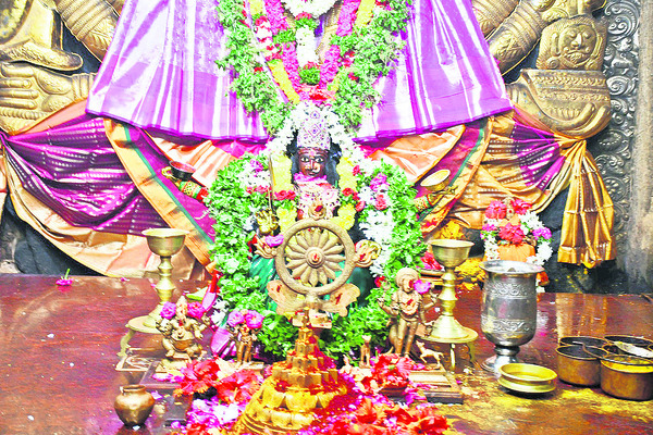 ఘనా, నీలపతాక క్రమాల్లో అమ్మవారికి పూజలు1