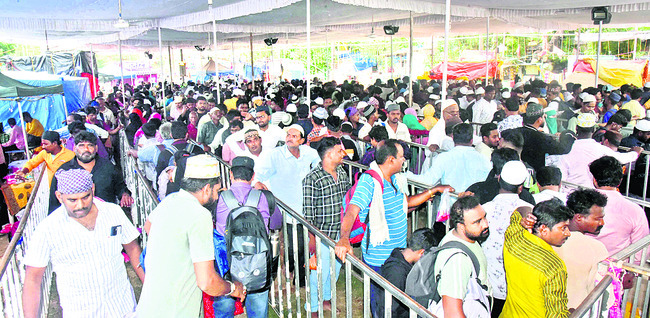 స్వర్ణాల చెరువు.. కోర్కెల అర్థనకు వేదికై ంది. వరాల రొట్3