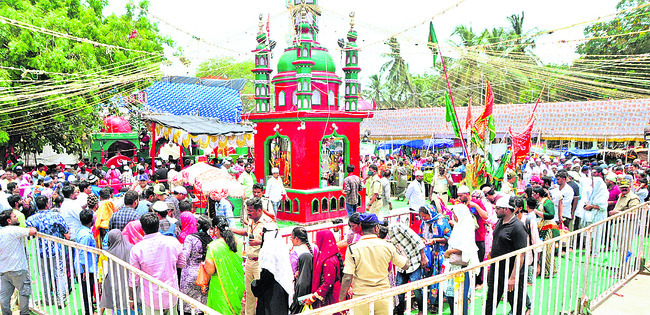 స్వర్ణాల చెరువు.. కోర్కెల అర్థనకు వేదికై ంది. వరాల రొట్1