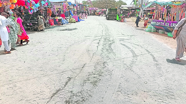 అధికారుల నిర్లక్ష్యం.. భక్తులకు ఇబ్బందులు 1
