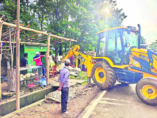అనుమతి లేని దుకాణాల కూల్చివేత1