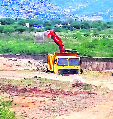 మట్టిమాఫియా బరితెగింపు 1