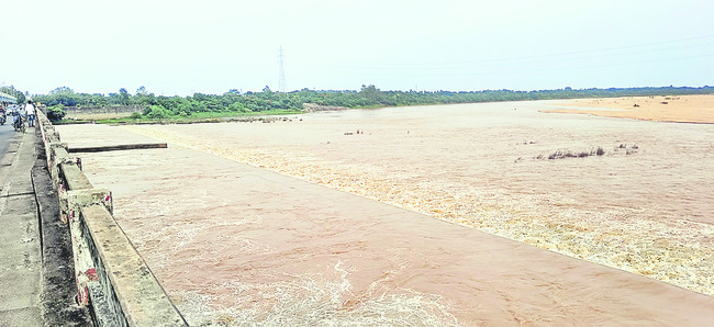 కడలిలోకి 2.18 లక్షల క్యూసెక్కులు
1