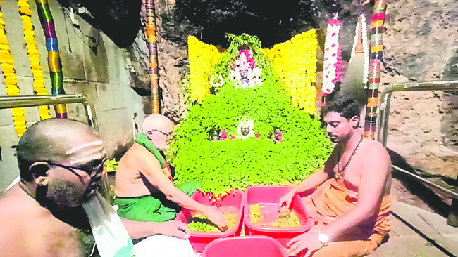లోవకు పోటెత్తిన భక్తులు 1